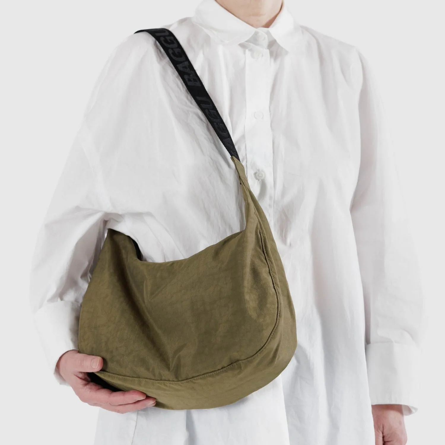 Baggu Medium Nylon Crescent Bag in Seaweed