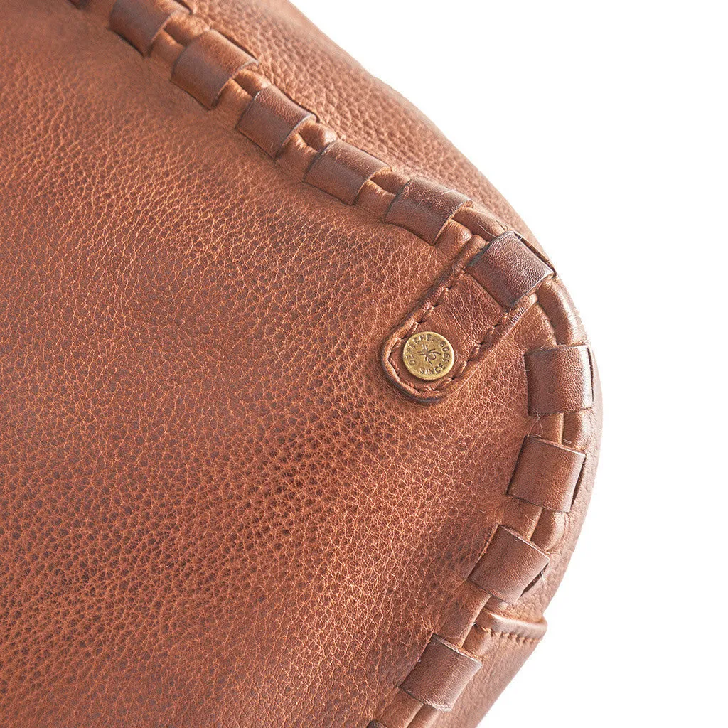 Shoulderbag with delicate edge stitching / 16184 - Cognac